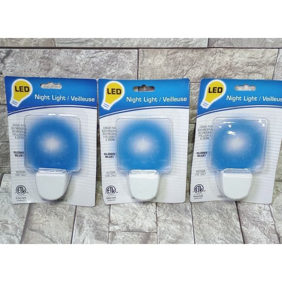 3 Pkg lot - NIP - NIGHT LIGHT LED -  VEILLEUSE - Glows blue  0.4 W - 60HZ - 120V - Picture 5 of 5